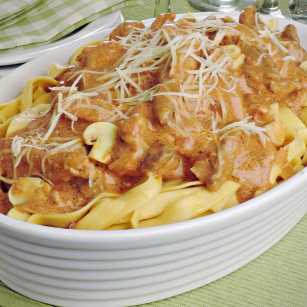 Macarrão e strogonoff de Frango