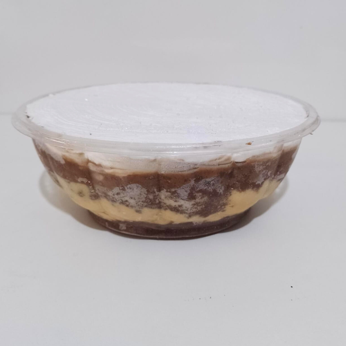 Torta de prestigio em ball descartavel ( aprox.900g / 5 a 6 pessoas) . Duas camadas de massa uma de baunilha e outra de chocolate com recheio de brigadeiro de tradicional e outra de coco com finalizacao em chantily com bolinhas de chocolate