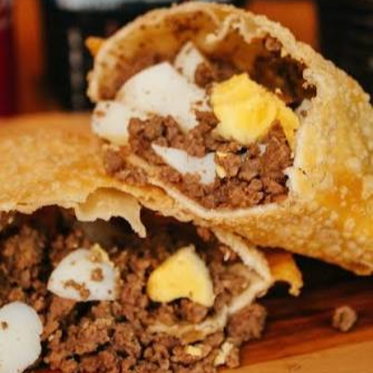 Carne temperada, ovo, queijo e azeitonas.
