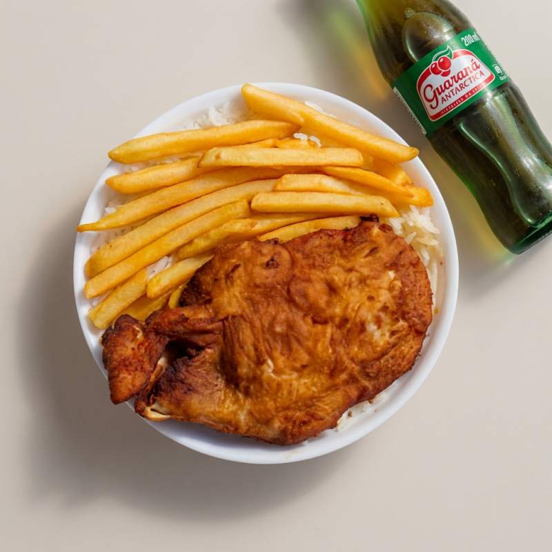 Filé de empanado e frito com arroz, feijão e batata frita. Marmita quentinha serve 1 pessoa com 500g