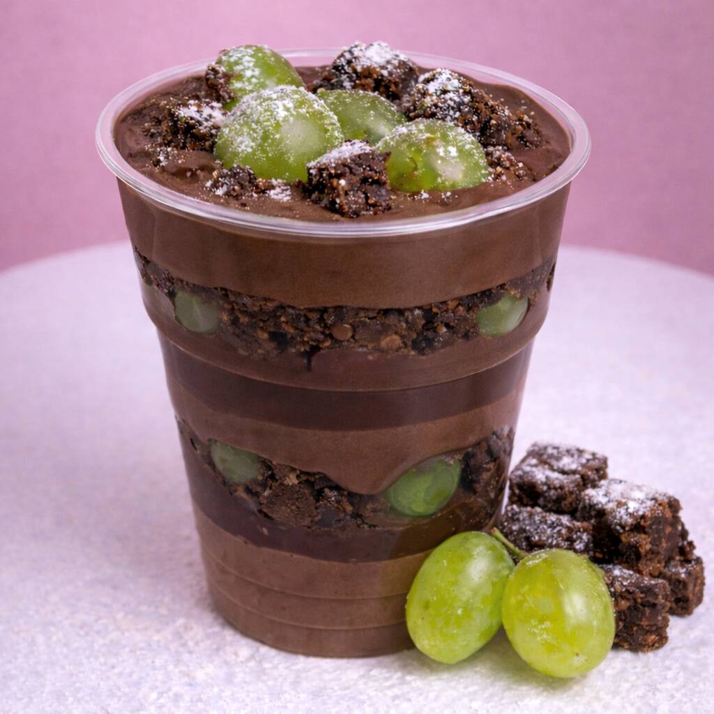 Camadas generosas de mousse 100% chocolate super cremosa, intercaladas com brownie artesanal macio e pedaços de uvas . Finalizado com mais brownie por cima para uma experiência intensa e irresistível. Uma sobremesa premium para quem ama chocolate de verdade.