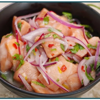 350 GRAMAS DE CUBOS DE SALMÃO TEMPERADO COM SAL, CEBOLA E PIMENTA,MARINADO NO LIMÃO . IMAGEM ILUSTRATIVA