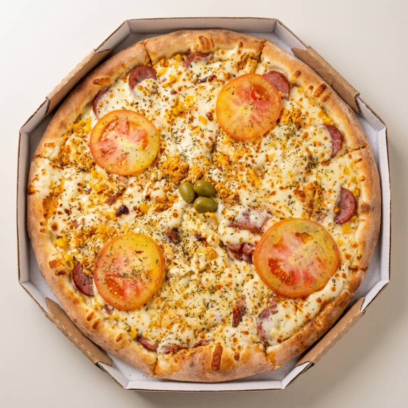 Delicie-se com as nossas Pizzas Tradicionais de 8 fatias, um verdadeiro convite ao deleite do paladar. A opção perfeita para quem ama variedade, já que você pode selecionar até 2 sabores diferentes por pizza. Nossas pizzas tradicionais são generosamente recheadas, superando as alternativas econômicas. A especialidade da casa é o uso do Catupiry Original, que agrega um toque cremoso e sabor inigualável a cada mordida. Uma experiência gastronômica que combina tradição, qualidade e sabor em cada pedaço!