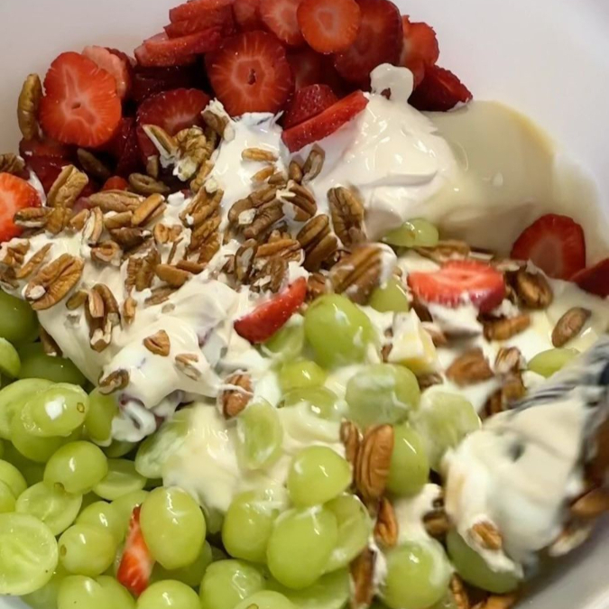 FRESAS y UVAS con crema
