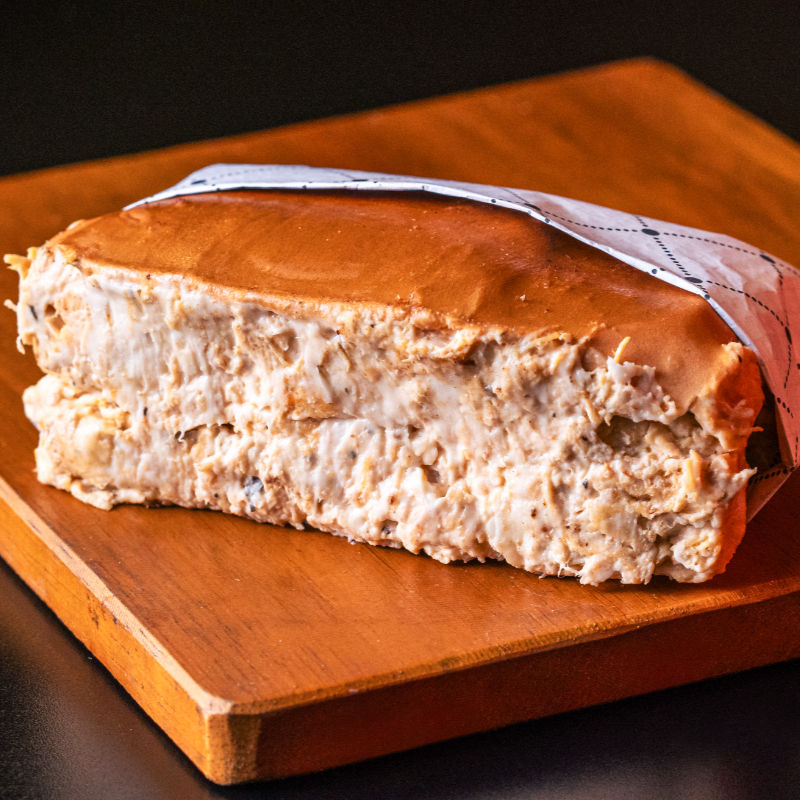 Pão macio e fofinho, maionese dos deuses, 2 vinas perdigão, milho fresquinho, tomatinho picado, batata palha, frango desfiado e Catupiry Original