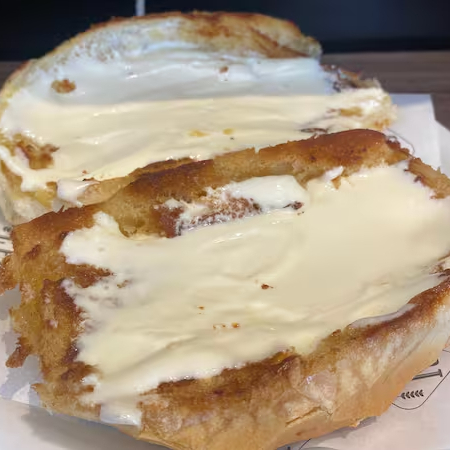 Pão douradinho na chapa com manteiga derretida, acompanhado de requeijão cremoso servido na saída, garantindo frescor e cremosidade na medida para você aproveitar do seu jeito.