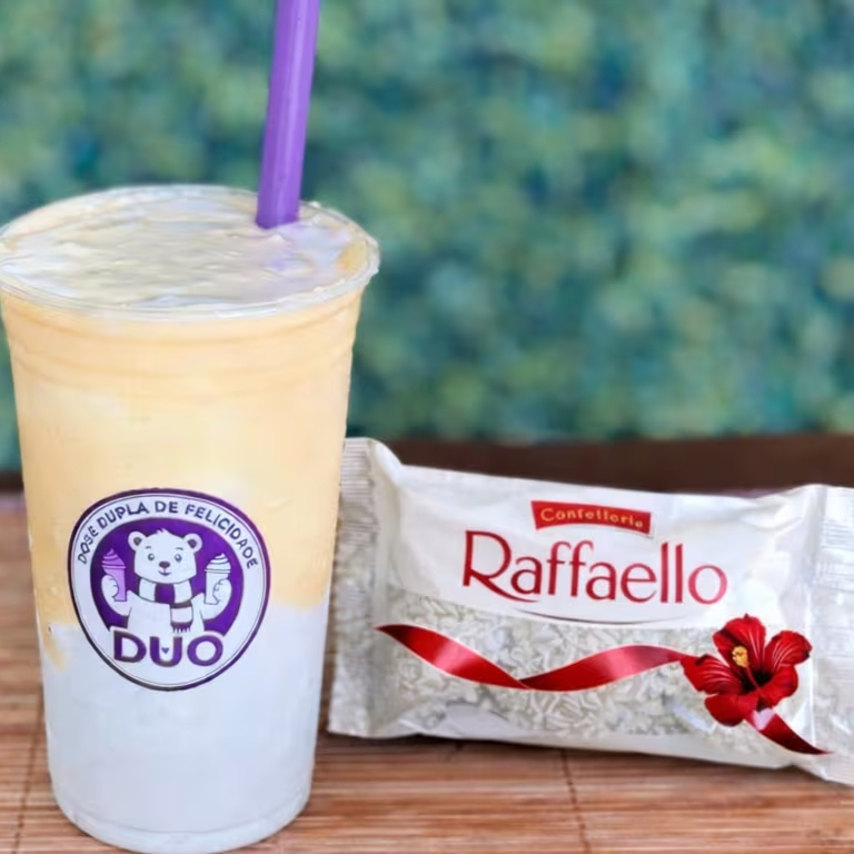 Milkshake Gourmet de Rafaello Milkshake Gourmet de Sorvete de Baunilha com Brigadeiro de Ninho, Creme Rafaello e bombom rafaello. Leve, cremoso e muito saboroso.