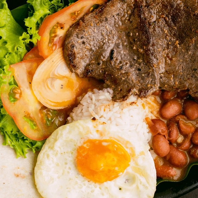 Bandeja Mixta con Frijoles 12 oz