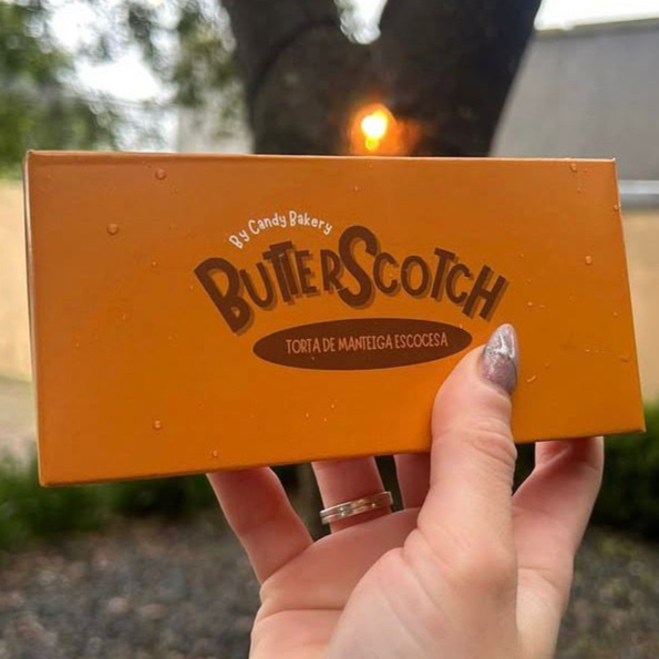 Torta de Manteiga Escocesa Massa de Shortbread, recheado com caramelo artesanal e uma camada de chocolate meio amargo.