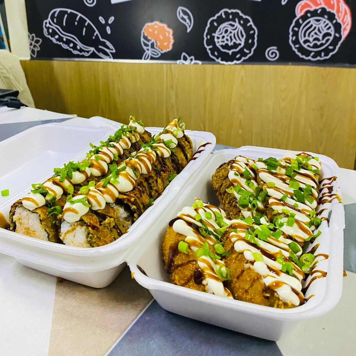 Delicie-se com o HOTHOLL Temaki Hot Salmão! Esta embalagem contém 20 unidades irresistíveis de hot roll e 2 unidades de temakihot, acompanhadas de 2 molhos shoyo, 2 molhos tarê e um hashi. A explosão de sabores que você merece está aqui, pronta para ser saboreada!