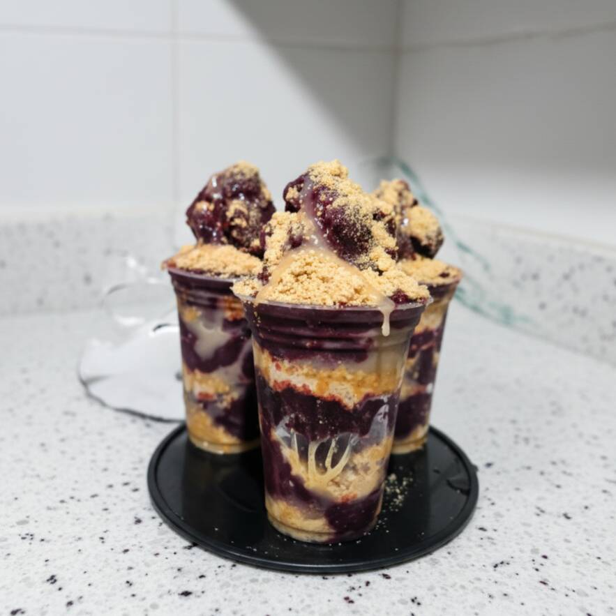 Leve 3 copos de 300ml preparados com açaí cremoso, leite condensado e paçoca. Uma combinação clássica e irresistível que une a cremosidade do açaí com a doçura do leite condensado e o sabor marcante da paçoca. Perfeito para compartilhar e aproveitar momentos deliciosos com quem você gosta!