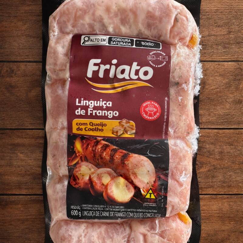 Linguiça de frango suculenta, temperada na medida certa e recheada com pedaços de queijo coalho que derretem ao preparo.