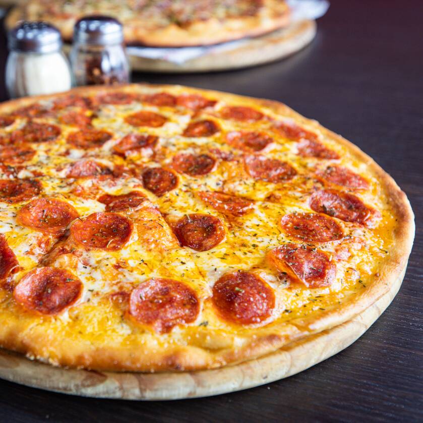 2 Pizzas Grandes + Acompañamiento + Bebida 1.5 L
