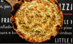 Frango Desfiado, Catupiry️, Ervas De Provence, Mozzarella, Orégano
e Molho De Tomate.