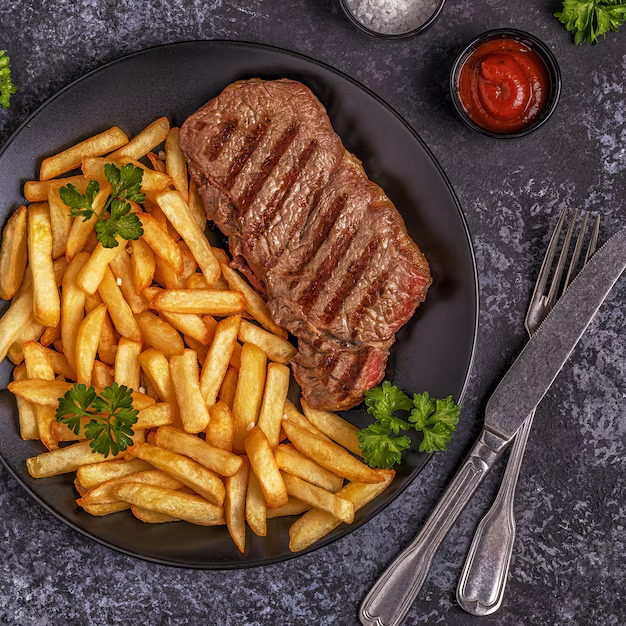 Bife suculento com fritas crocantes, servido com arroz soltinho e feijão caseiro — tudo separado pra saborear cada parte do prato com prazer! 🥩🍟🍚
