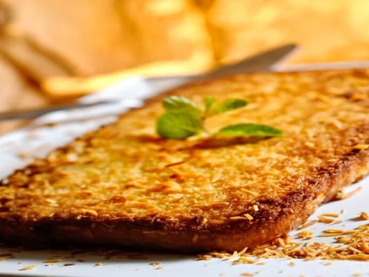 Elaborada com coco ralado fresco e leite condensado. Dourada ao forno e servida quente.