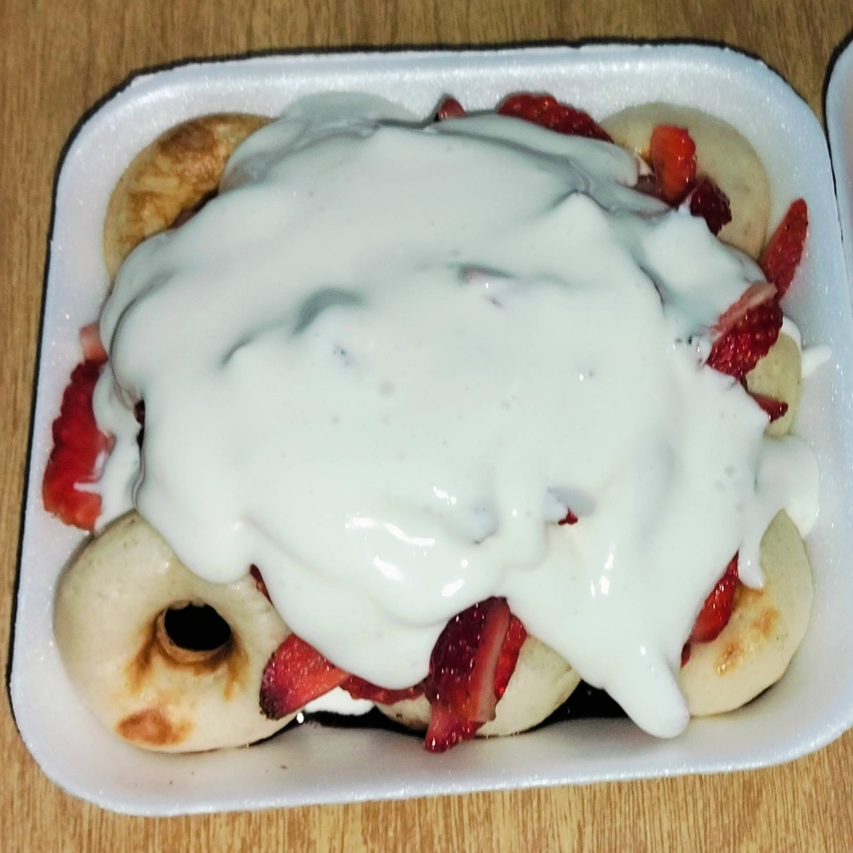 9 piezas de Donas + Fresas con crema