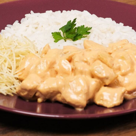 Frango Cremoso no Molho de Strogonoff com Batata Palha Crocante, Servido com Arroz Branco e Saladinha do Dia. Um Clássico Irresistível Que Sacia a Fome!