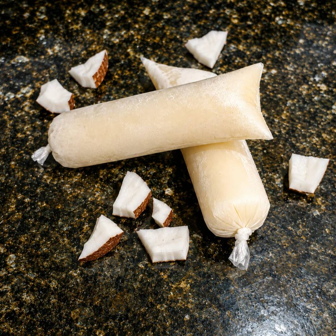 🥥 Cremoso, refrescante e irresistível! Geladinho gourmet de coco, preparado com um delicioso sabor de coco e textura super cremosa. Perfeito para se refrescar e matar a vontade de um docinho! 😋