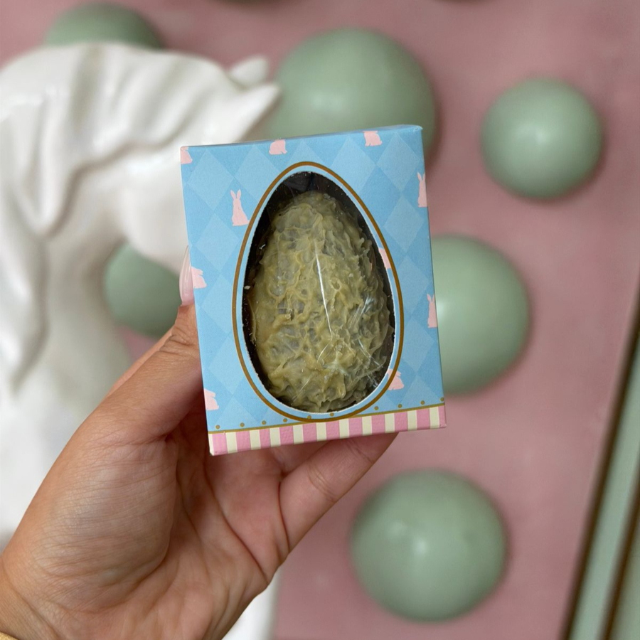 Casca de chocolate ao leite recheada com Nhá Benta de pistache, chocolate belga e pasta de pistache. Aprox. 83g.