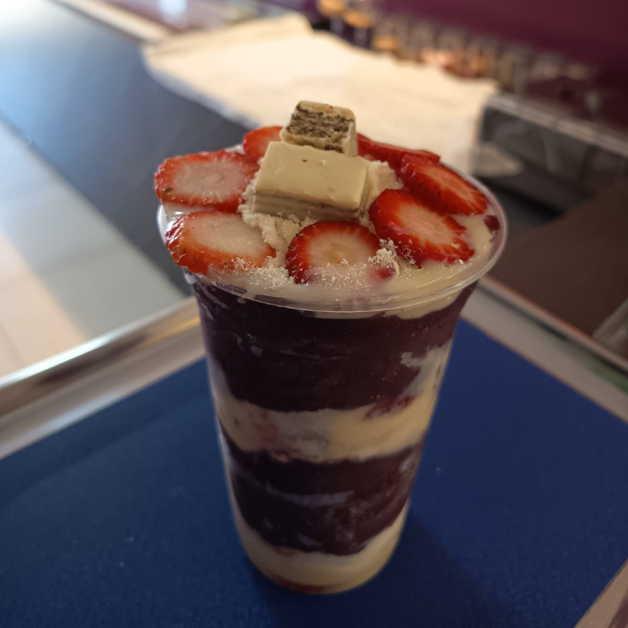 300ml Açai + Bis + Leite Condensado + Leite em Pó + Morango
