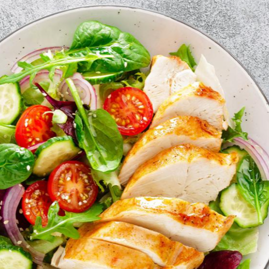 Alface's , Cenoura Ralada, Beterraba ralada, Tomate Cereja, Cebola Roxa, Pepino, 100g Peito de Frango Grelhado, Croutons e molho especial de iogurte, Mel e Limão.