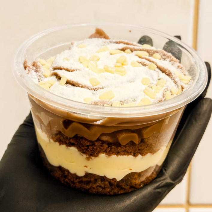 Deliciosa massa de chocolate com camadas creme de ninho e brigadeiro preto