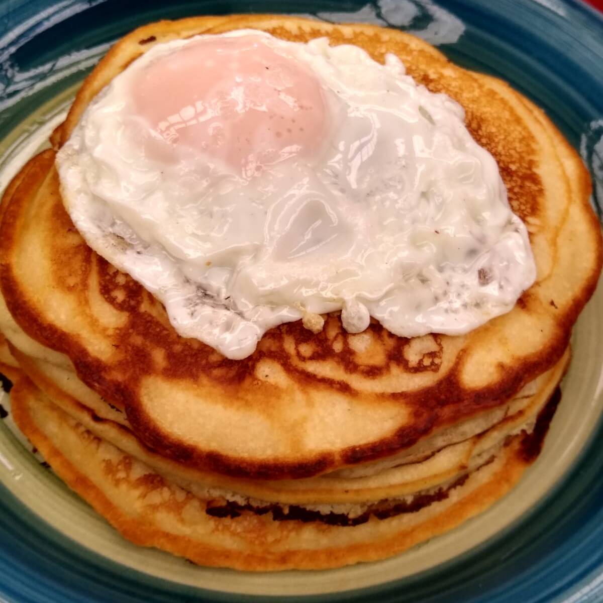 2 Hot Cakes con Huevos y Cafe