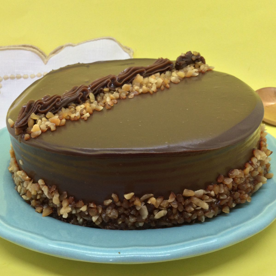 Feito com pão-de-ló de chocolate, recheio generoso de creme de avelã e castanhas de caju, cobertura de ganache de chocolate premium, decorado com creme trufado e castanhas de caju moídas dando aquele toque final! Peso: 500 gramas. Serve de 4 a 6 pessoas. - Importante: atendendo às melhores práticas de confeitaria, nosso produto é mantido semicongelado para maior frescor e qualidade.