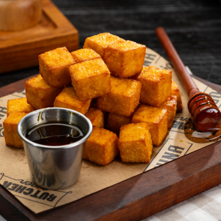 Dadinhos de Queijo Coalho Frito na Medida Certa, Servidos com Mel de Abelha. Crocante Por Fora, Macio Por Dentro e Doce na Medida Pra Viciar!
