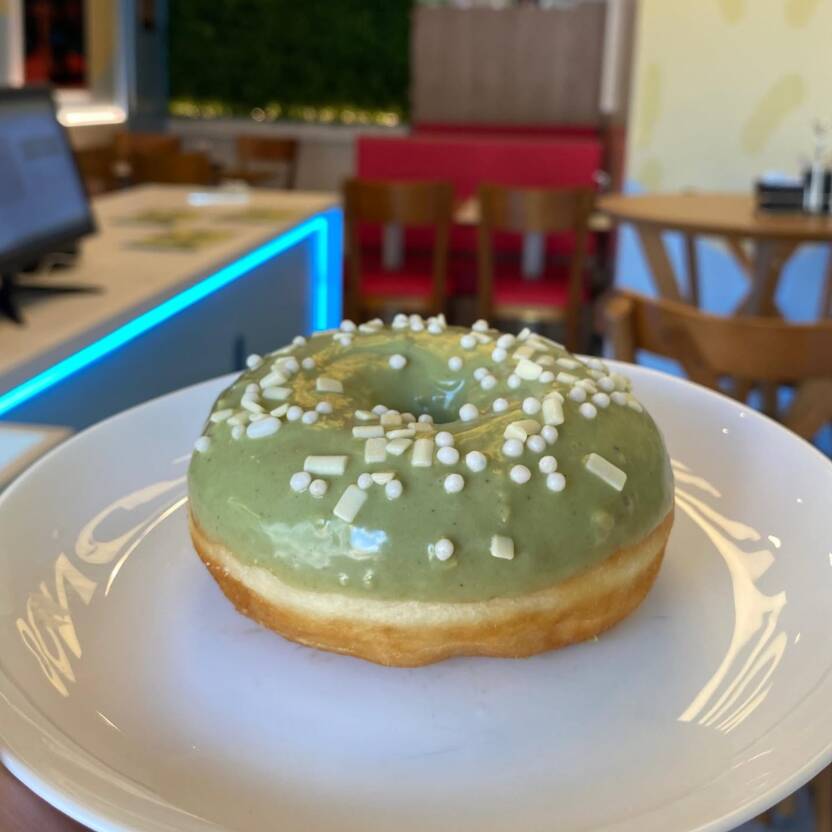 Donut fresquinho e fofinho com cobertura de Creme de Pistache...