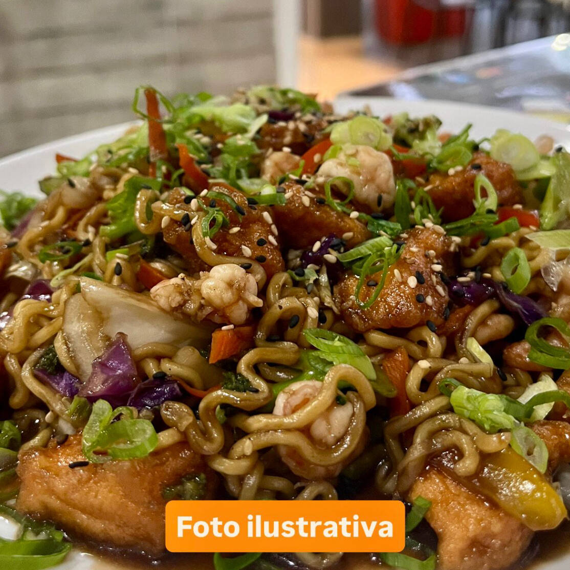 Yakisoba Misto (Carne, Frango e Legumes) Grande (1kg) + 2 Mini Rolinhos Romeu e Julieta + 1 Guaraná Antártica Litro de cortesia.