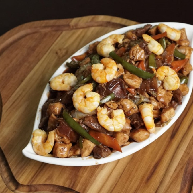 Acompanha: pimentão, cenoura, chuchu, e risoto de shop suey.