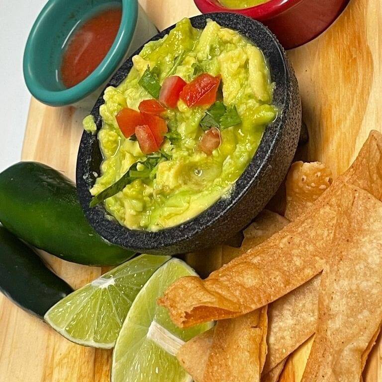 Orden de guacamole con totopos