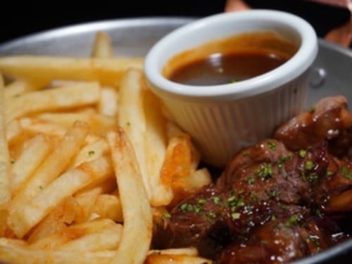 100g de Cubos de filé, refogado com cebola roxa e molho barbecue. Acompanha batata frita.