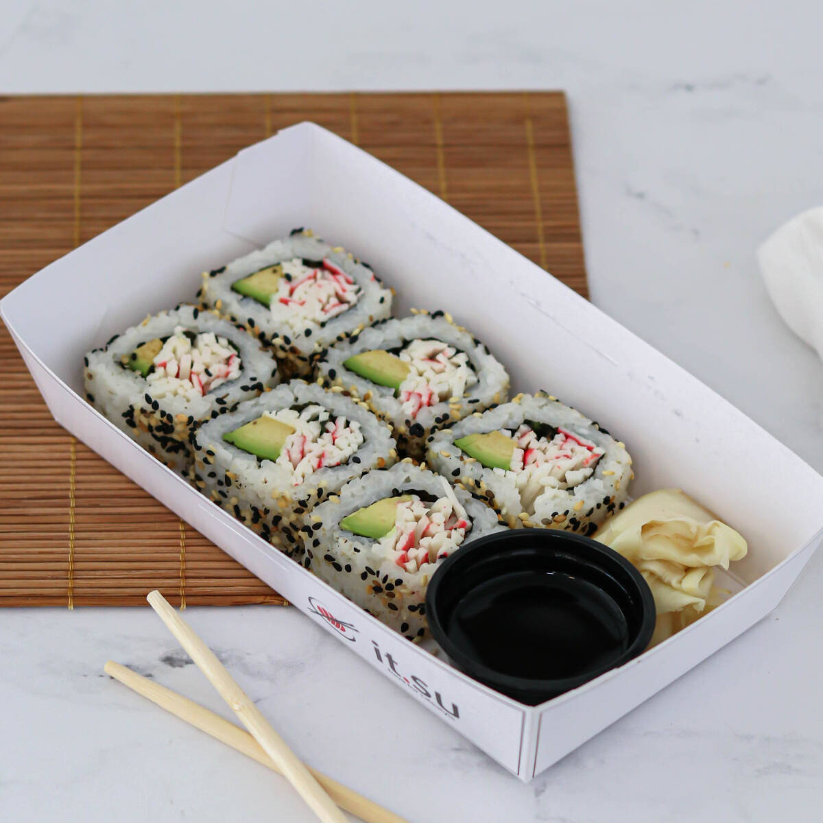 Caixa media 6 peças 6 peças Maki Kani Kama 1 pote de Shoyu e Gengibre marinado