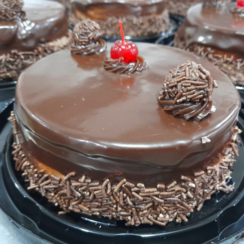 Produzido com massa de Pão de ló sabor chocolate, recheado e decorado com brigadeiro cremoso + granulado por cima. Hmmm... Peso: 500 gramas. Serve de 4 a 6 Pessoas. Dicas: - Sirva Geladinho! - Importante: atendendo às melhores práticas de confeitaria, nosso produto é mantido semicongelado para maior frescor e qualidade. - Compre este Bolo com Ótimo Desconto através dos nossos Combos!