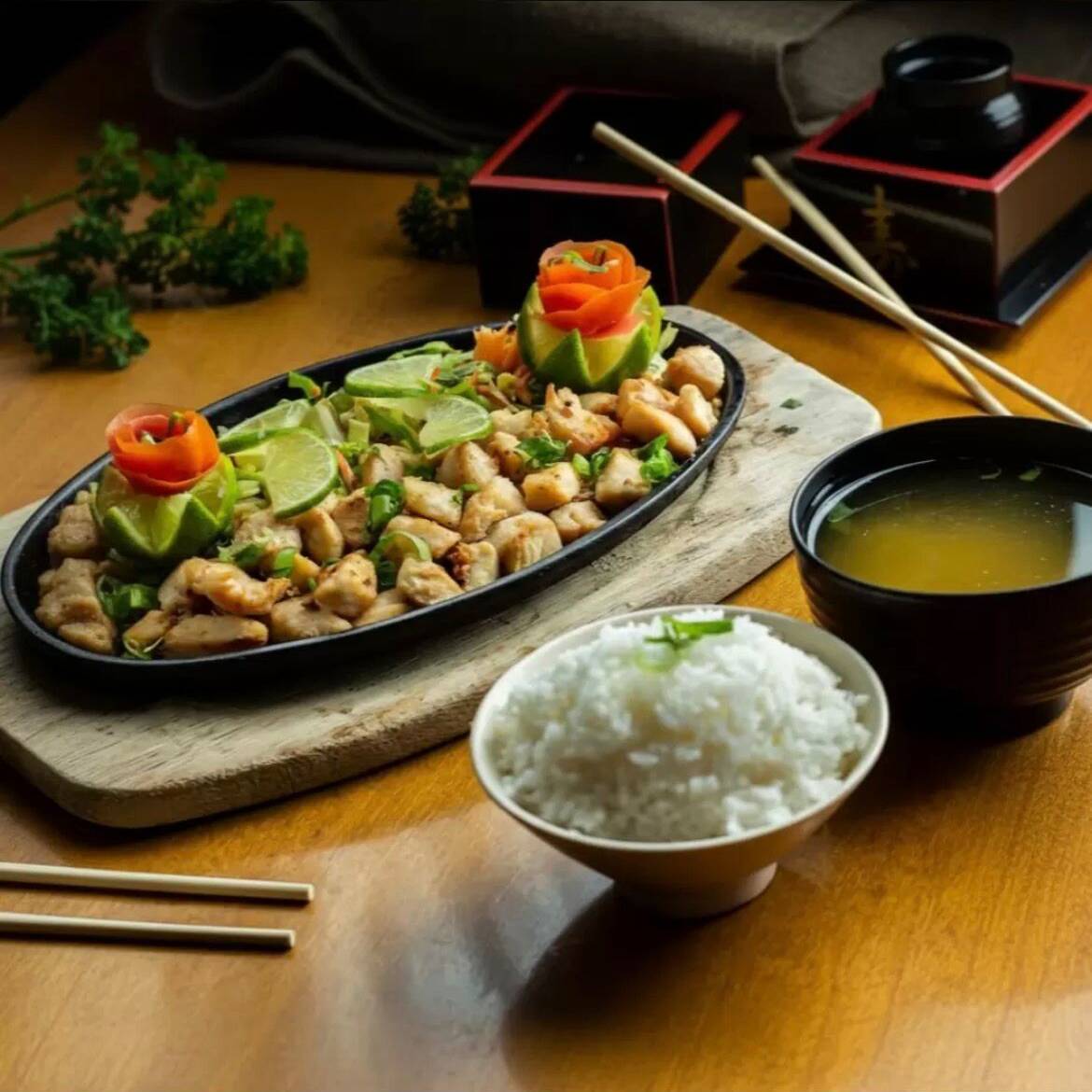 Peito de frango grelhado com legumes, gohan e missoshiru, uma refeição completa.