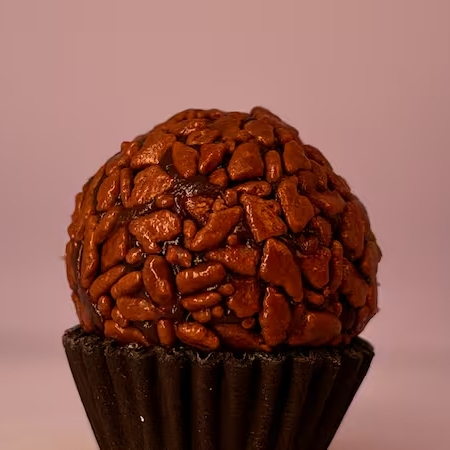 Brigadeiro de cacau com granulados.