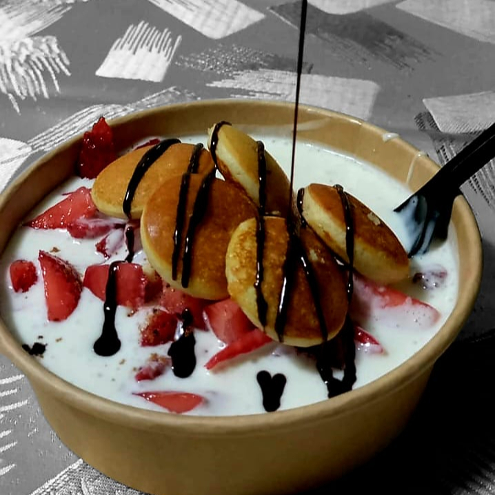 Fresas con Crema con Topping de Mini Hot Cakes