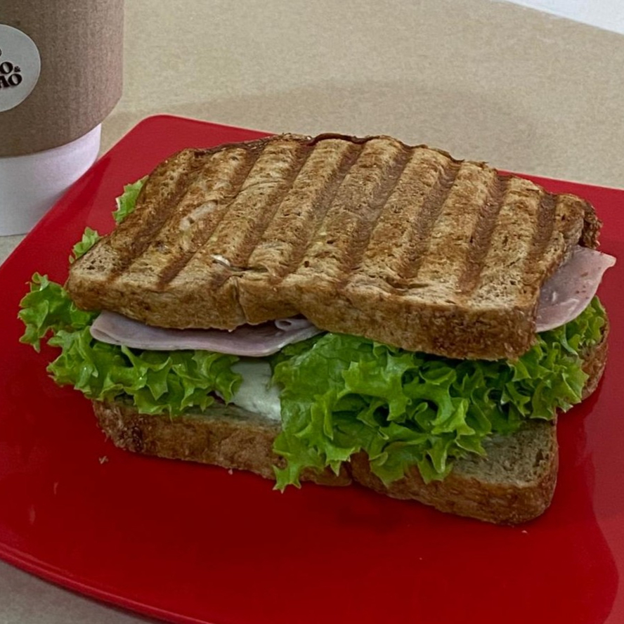 Sandwich de Pan Brioche con Jamon de Pavo y Queso