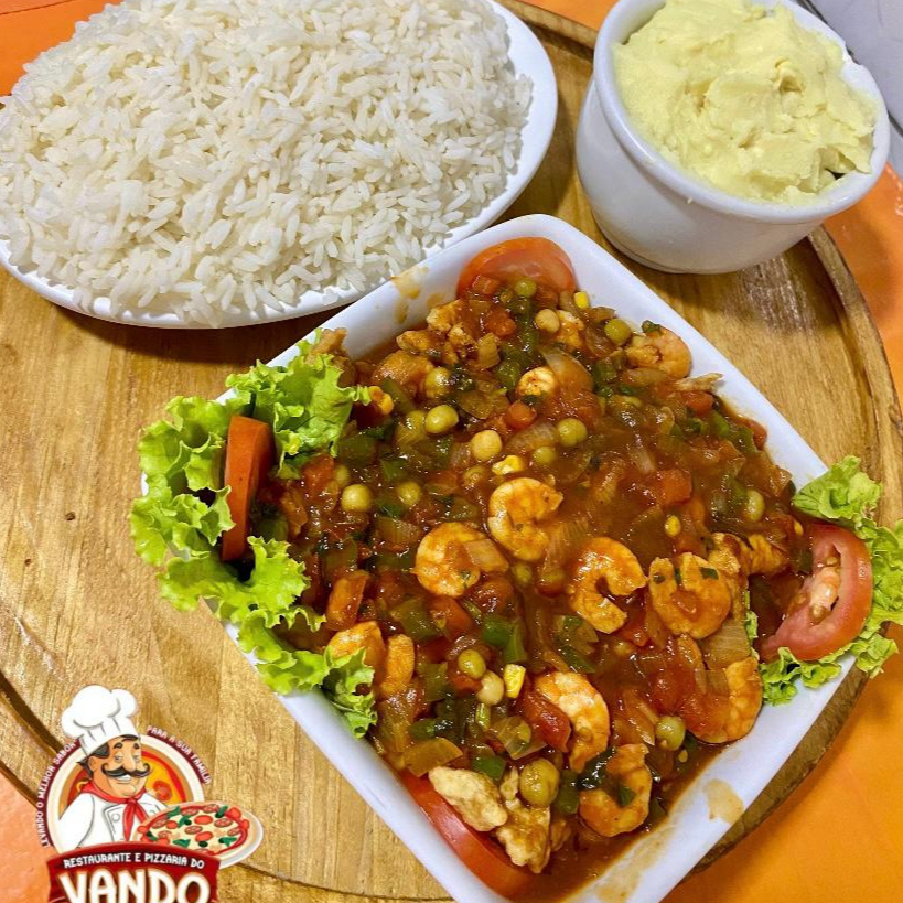 Arroz branco, camarão, purê, verduras, batata cozida e ervilha.