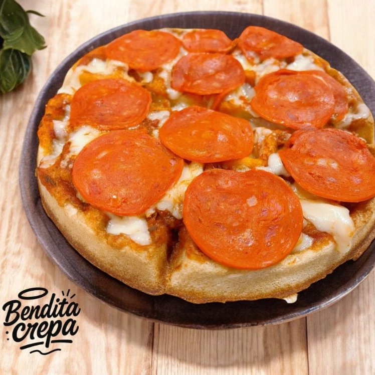 Waffle Salado de Peperonni + Coca Cola 🍕🥤