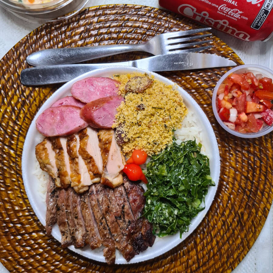 Churrasco Misto (Carne, Linguiça e Frango) Uma combinação deliciosa de carne, linguiça e filé de coxa sobre coxa desossado assados na brasa, servidos com arroz branco, feijão fresquinho e acompanhamentos à sua escolha. Uma refeição completa, ideal para quem ama variedade e sabor de churrasco!