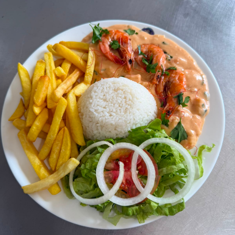 Strogonoff de camarão, arroz, salada e fritas