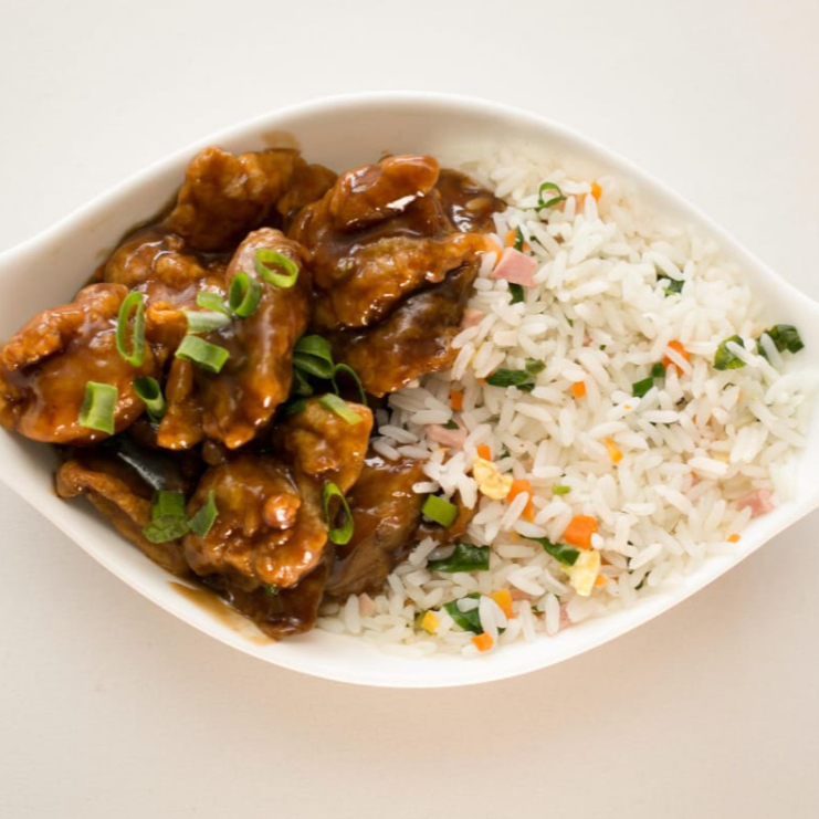 bolinho de frango empanado envolvido no molho agridoce com pedaço de abacaxi, cebola, e pimentão