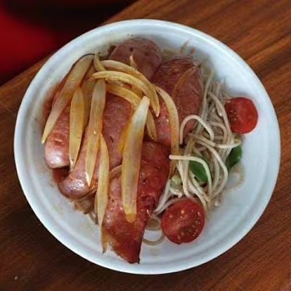 Delicioso macarrão alho e óleo e calabresa acebolada.