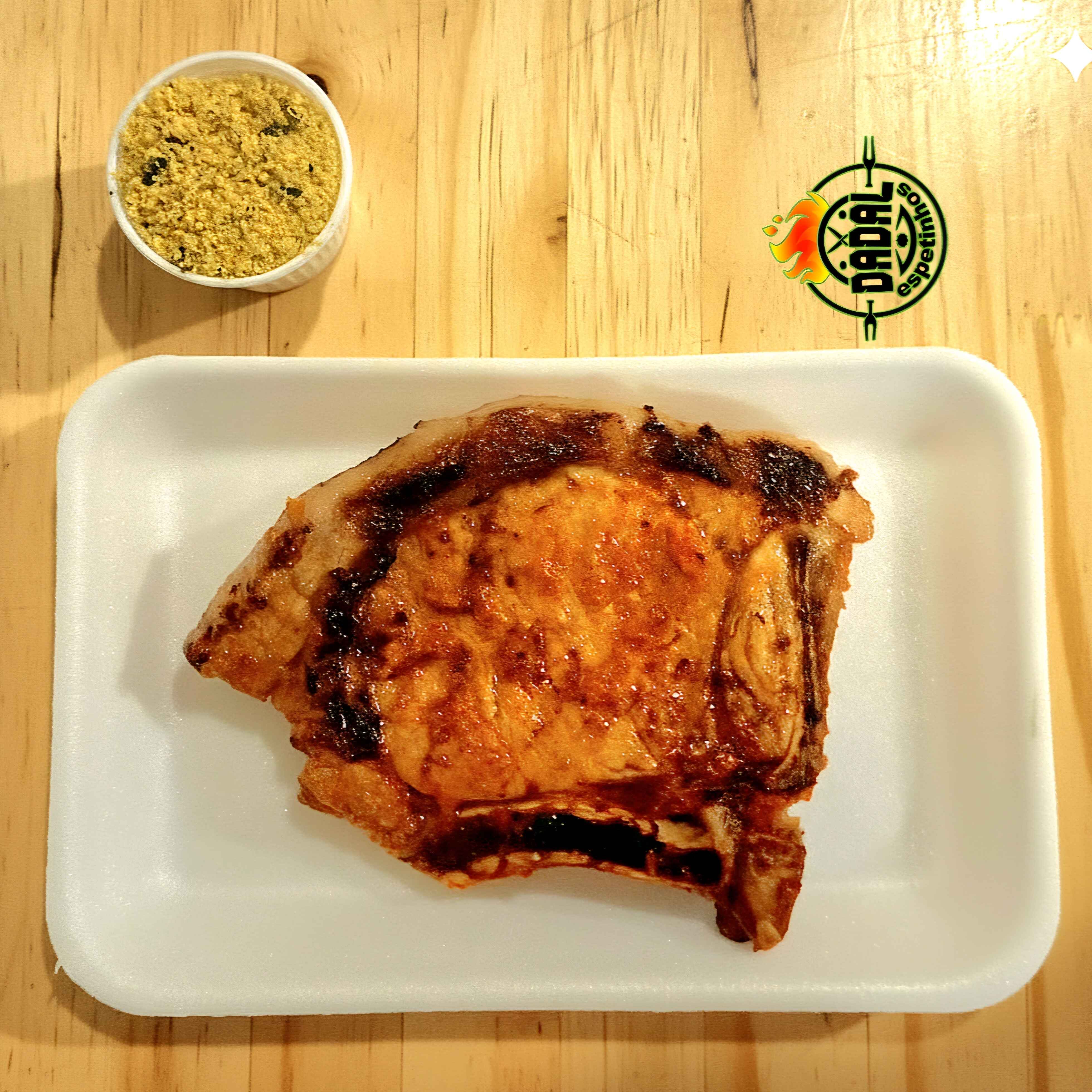 Bisteca suína, com sabor autêntico, servido com farofa crocante.