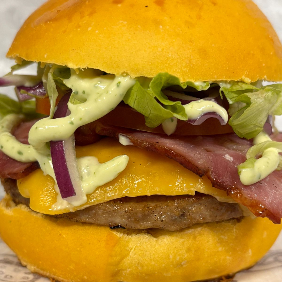 Pão, Carne, Queijo, Ovo, Bacon, Salada e Molho Especial