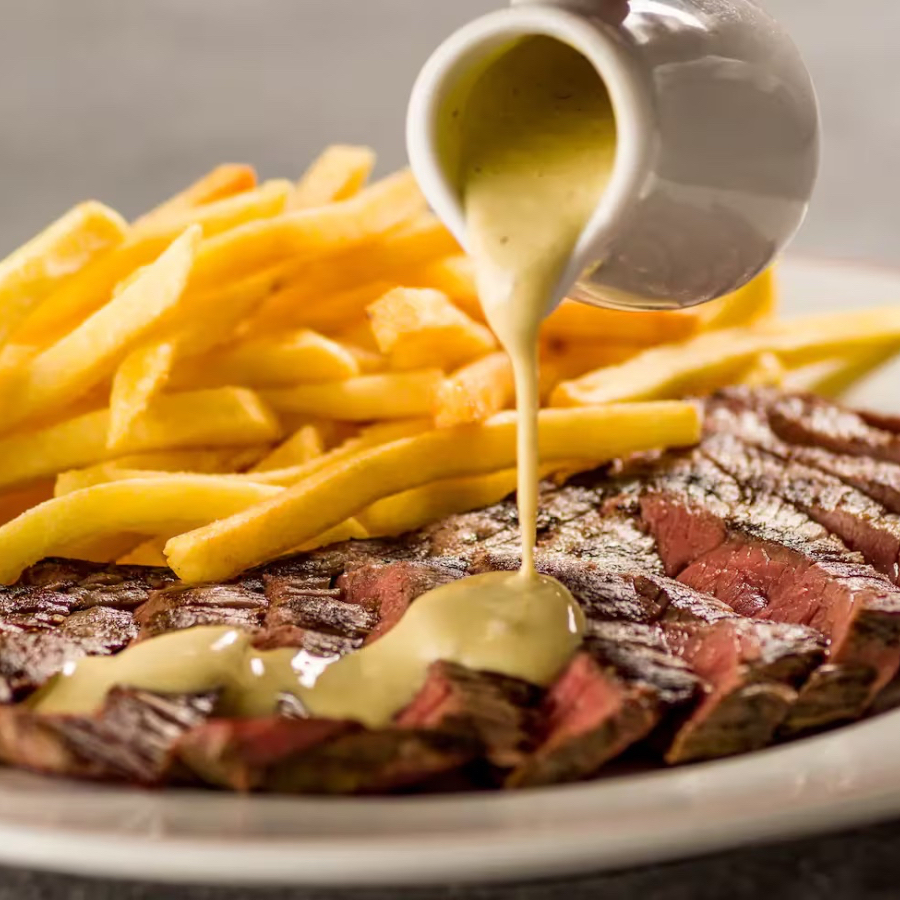 180 gramas de proteína, um suculento corte de carne nobre, grelhado à perfeição no ponto de sua preferência. Servido com batatas fritas e acompanhadas do nosso delicioso e exclusivo molho secreto 80 ml.  - Relação Peso in natura x peso grelhado  Batatas fritas 300 gramas (peso in natura) Steak de Carne 180 gramas de proteína in natura (crua)  Todos os nossos produtos com descrição de peso, são pes